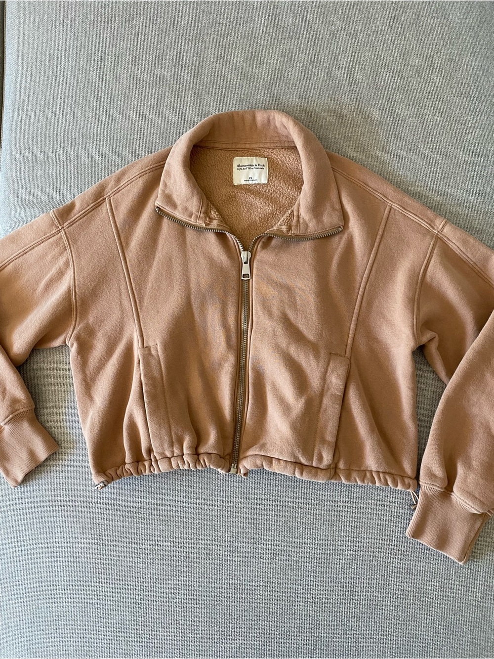 Abercrombie Cropped Zip-Up Fleece Jacket in Cream/Dusty Rose